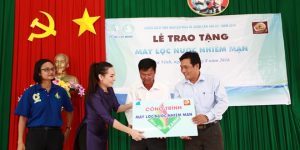 phi-nhung-trao-tang-may-loc-nuoc-cho-nguoi-dan-mien-tay