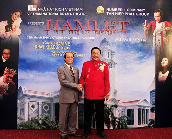 Ông Nguyễn Thế Vinh, Giám đốc Nhà hát Kịch Quốc gia Việt Nam cùng nhà tài trợ ông Trần Quí Thanh - Chủ tịch Tập đoàn Tân Hiệp Phát